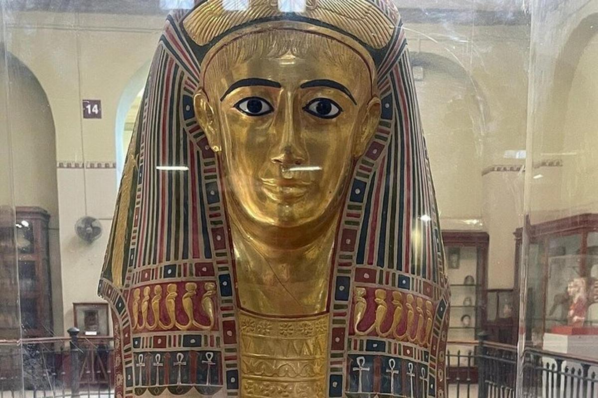 o statuie de aur a lui Anubis într-un muzeu