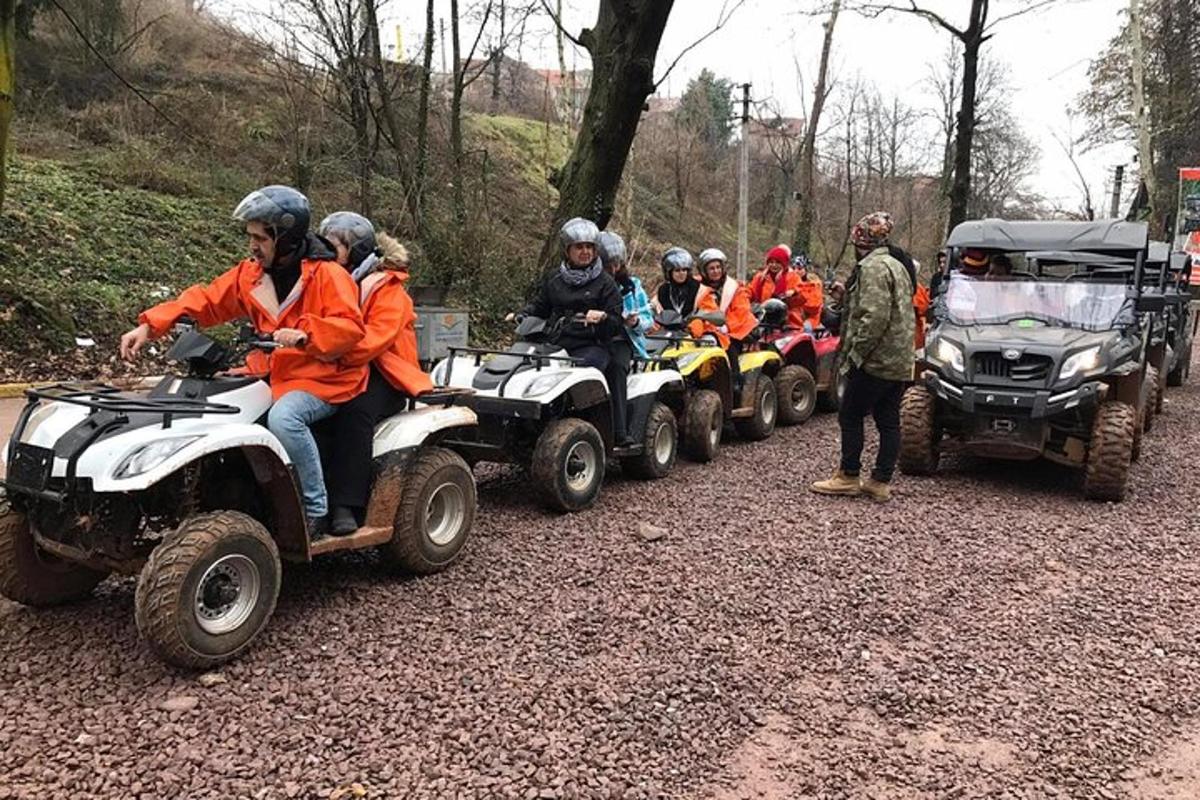 un gruppo di persone che guidano quad su un sentiero