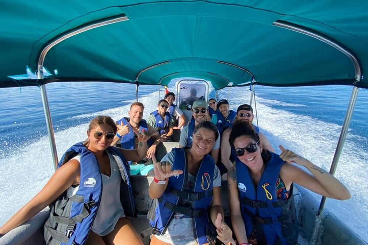 un gruppo di persone su una barca in acqua
