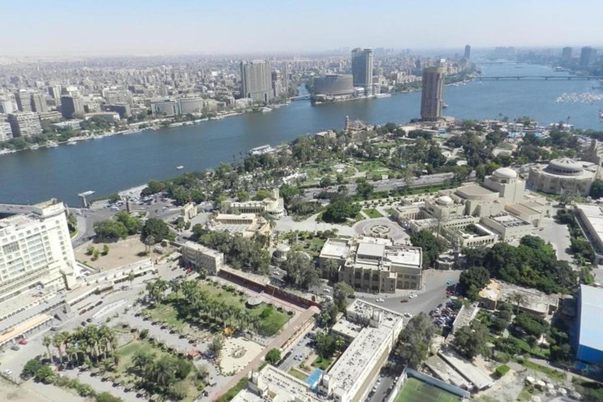 una vista aerea di una città con un fiume e degli edifici