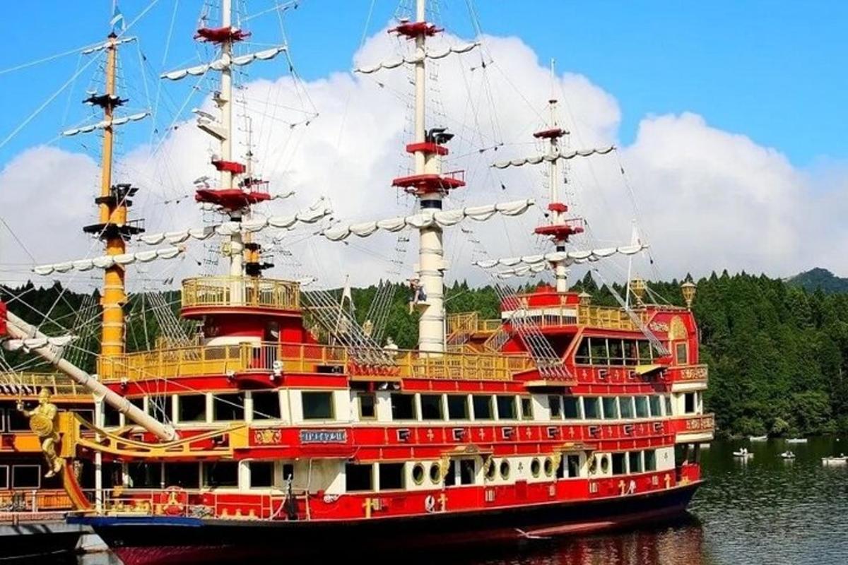 een grote rood-witte boot in het water