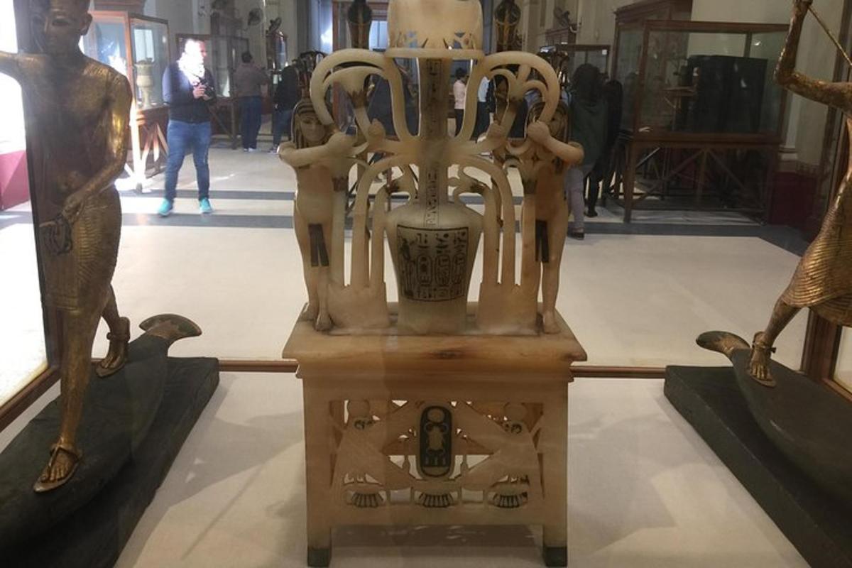 una mostra in un museo con un vaso su un tavolo