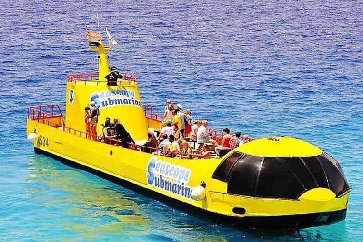 Skupina lidí na žlutém člunu ve vodě