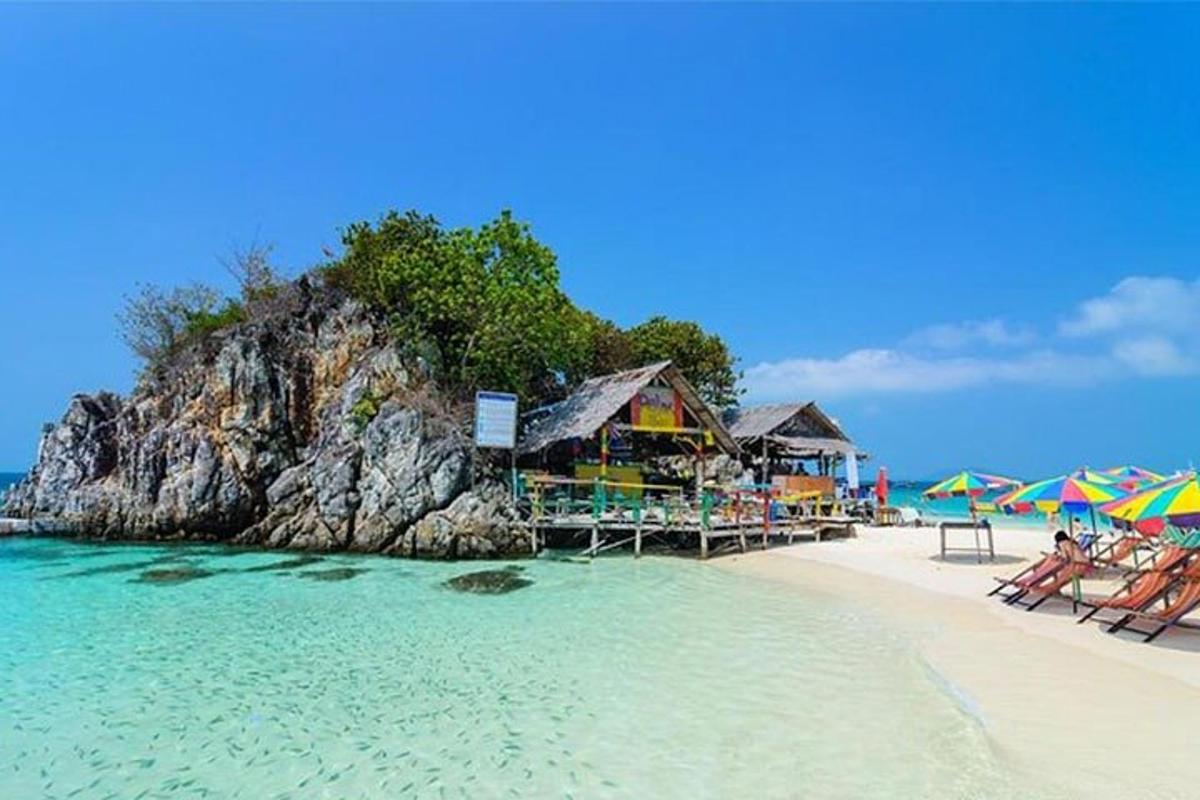 una spiaggia con sedie e ombrelloni in acqua