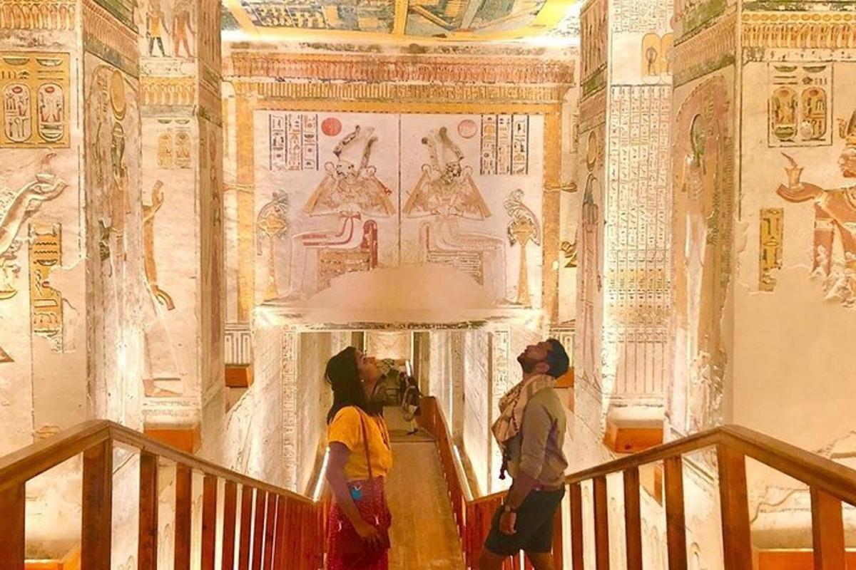 due persone che scattano una foto di un dipinto in un museo