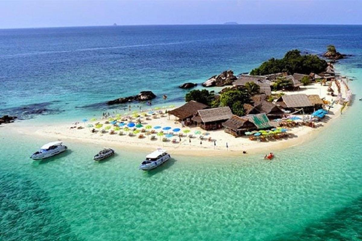 un'isola nell'oceano con barche in acqua
