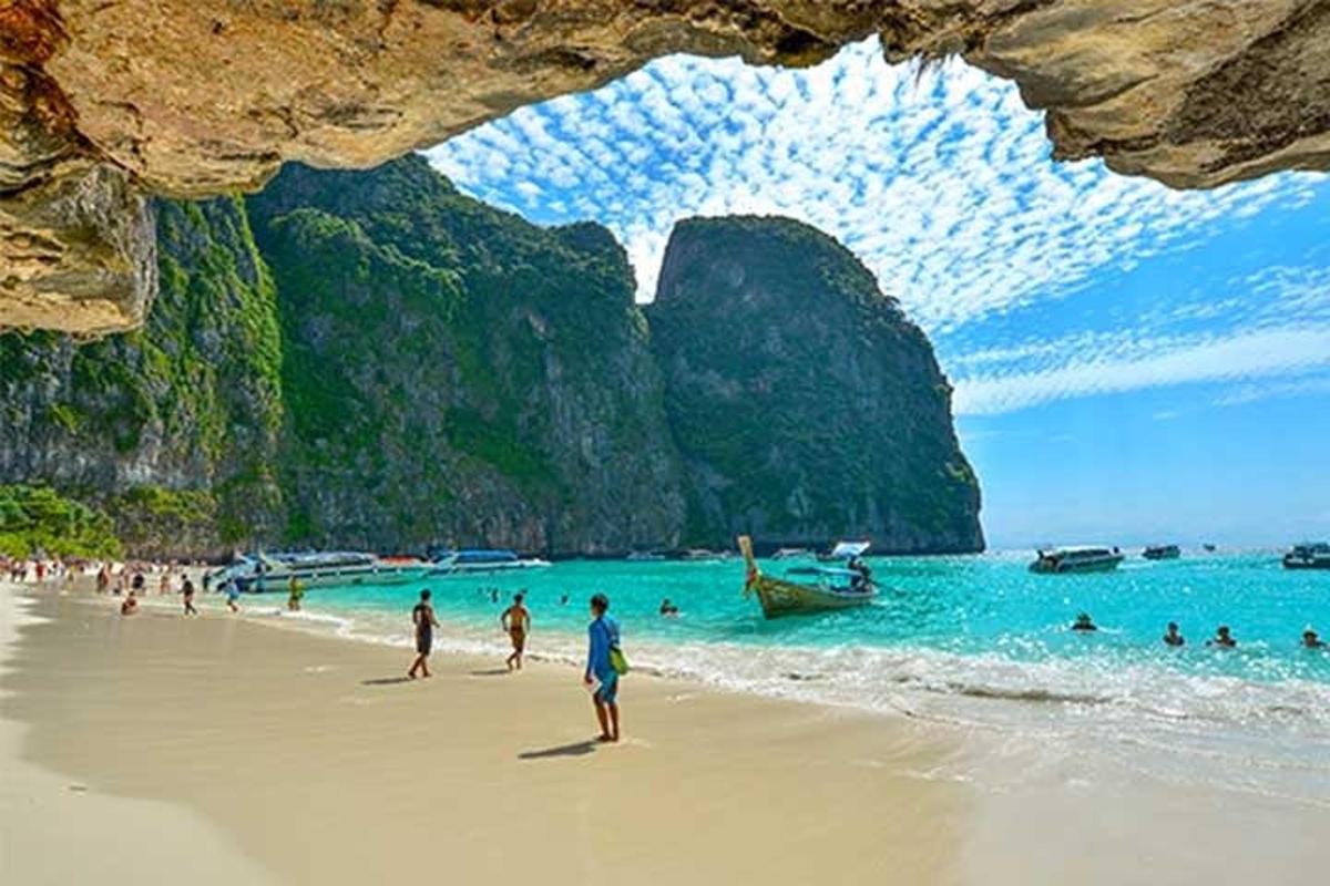 un gruppo di persone su una spiaggia vicino all'acqua