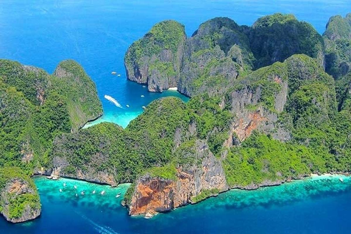 una vista aerea di un gruppo di isole nell'acqua