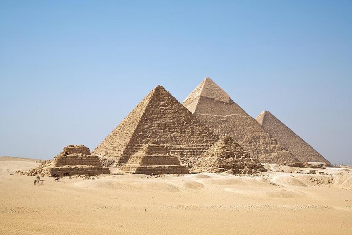 vaade Giza püramiididele kõrbes