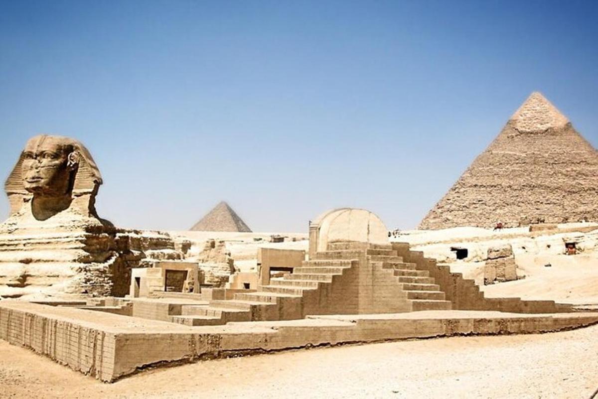 a pyramid with the sphinx and the pyramids