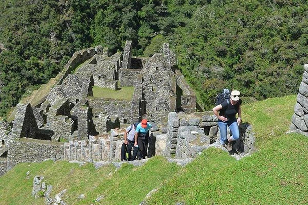 bir kalenin kalıntıları üzerinde oturan iki kişi