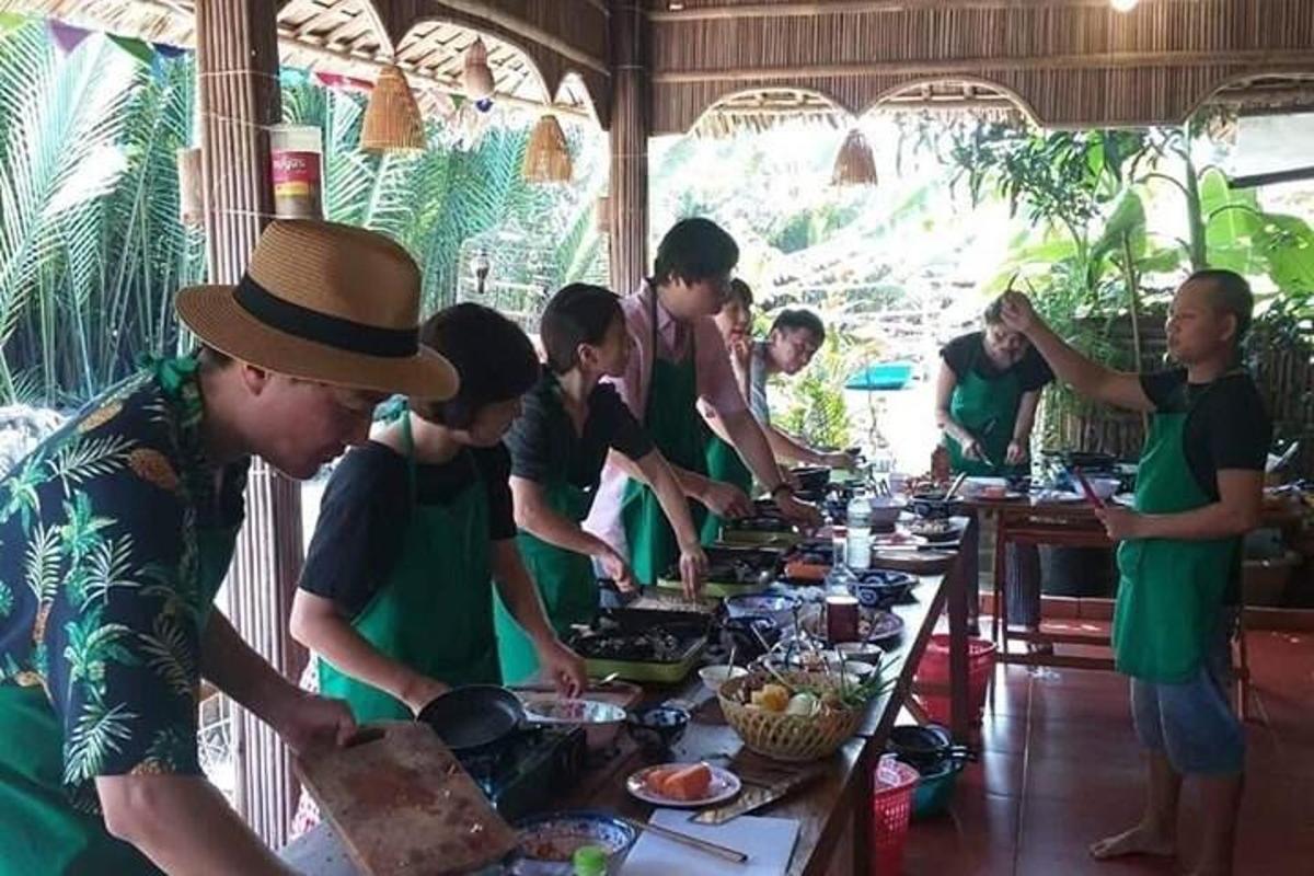 sekelompok orang yang sedang menyiapkan makanan di meja