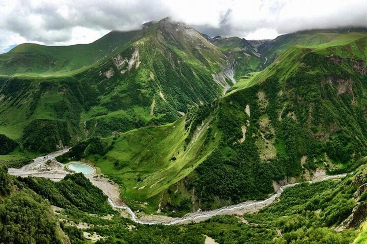 zračni pogled na goro z reko