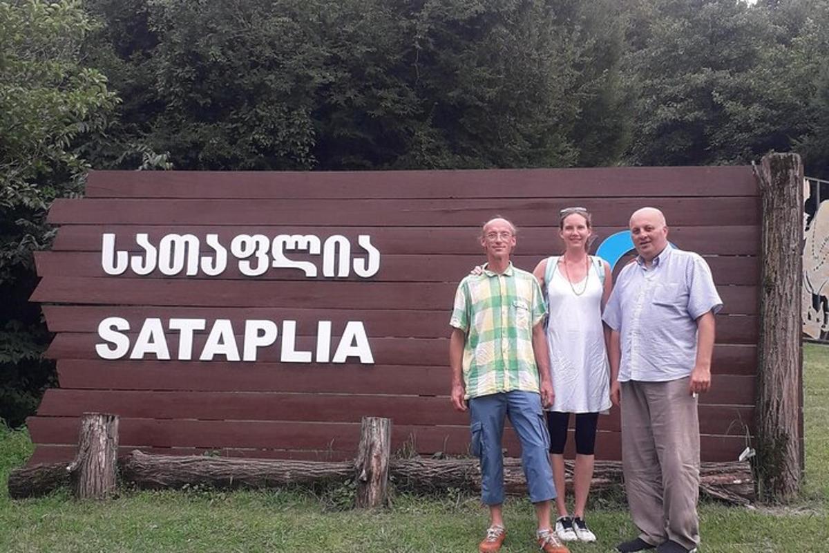 skupina ljudi, ki stojijo pred znakom