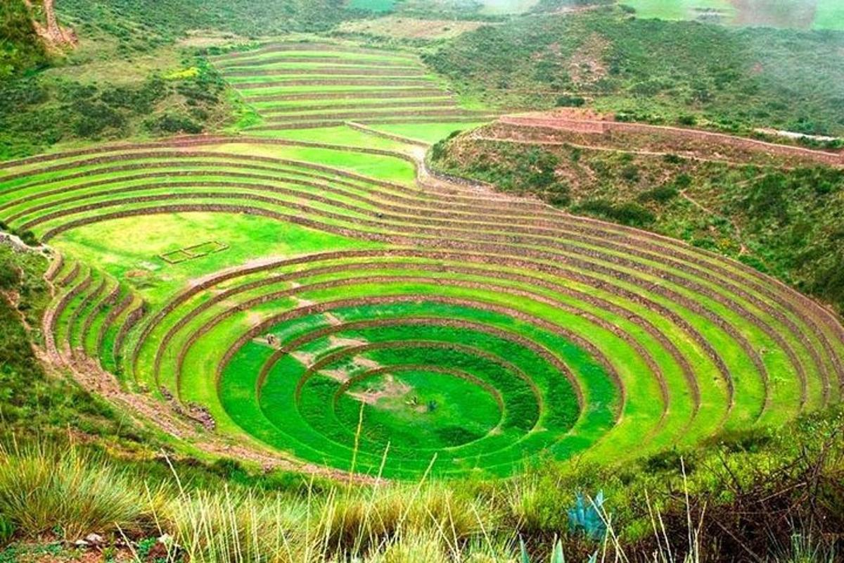 một giảng đường cổ trên sườn đồi