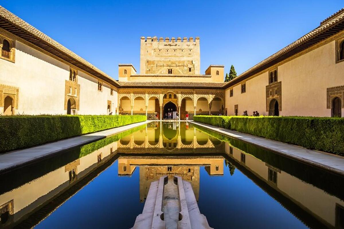 o curte interioară a unei clădiri cu o reflexie în apă