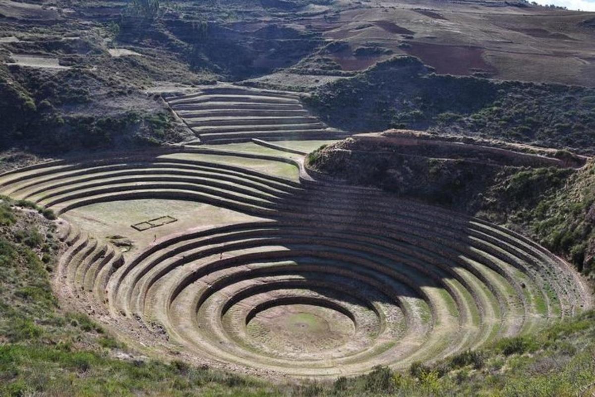 Un anfiteatro en una colina con una montaña al fondo