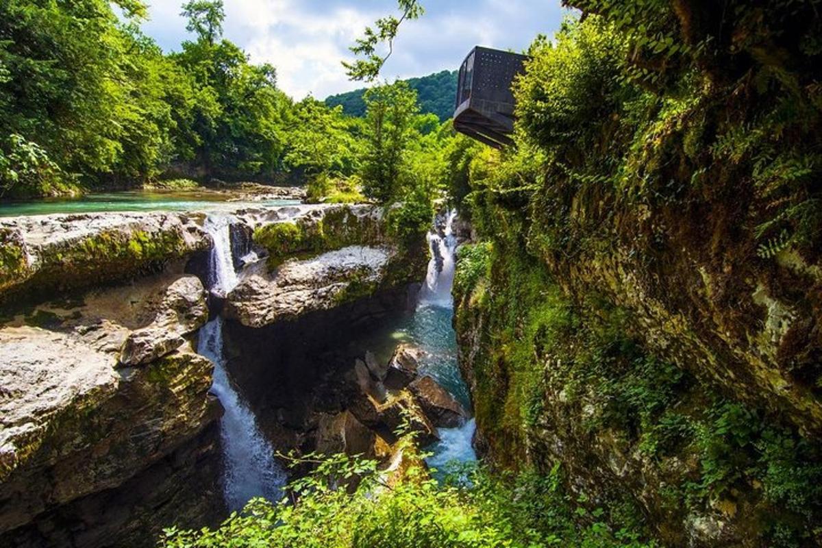 山の隣の川にある滝