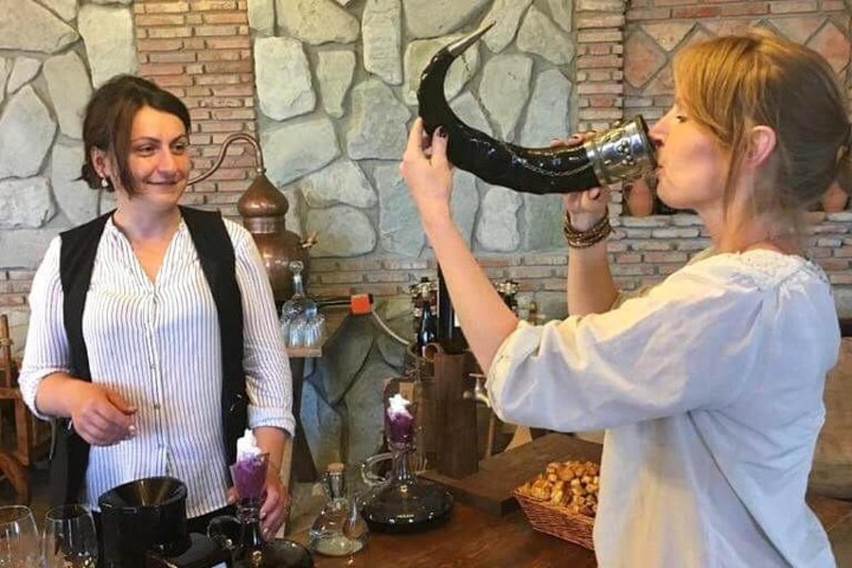 žena pije z láhve vína