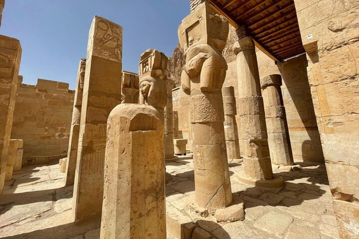 un gruppo di colonne in un edificio antico