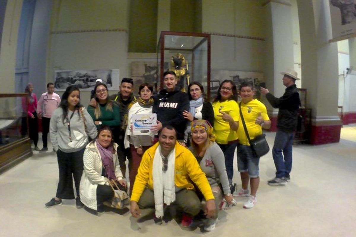 Un grupo de personas posando para una foto en un edificio.