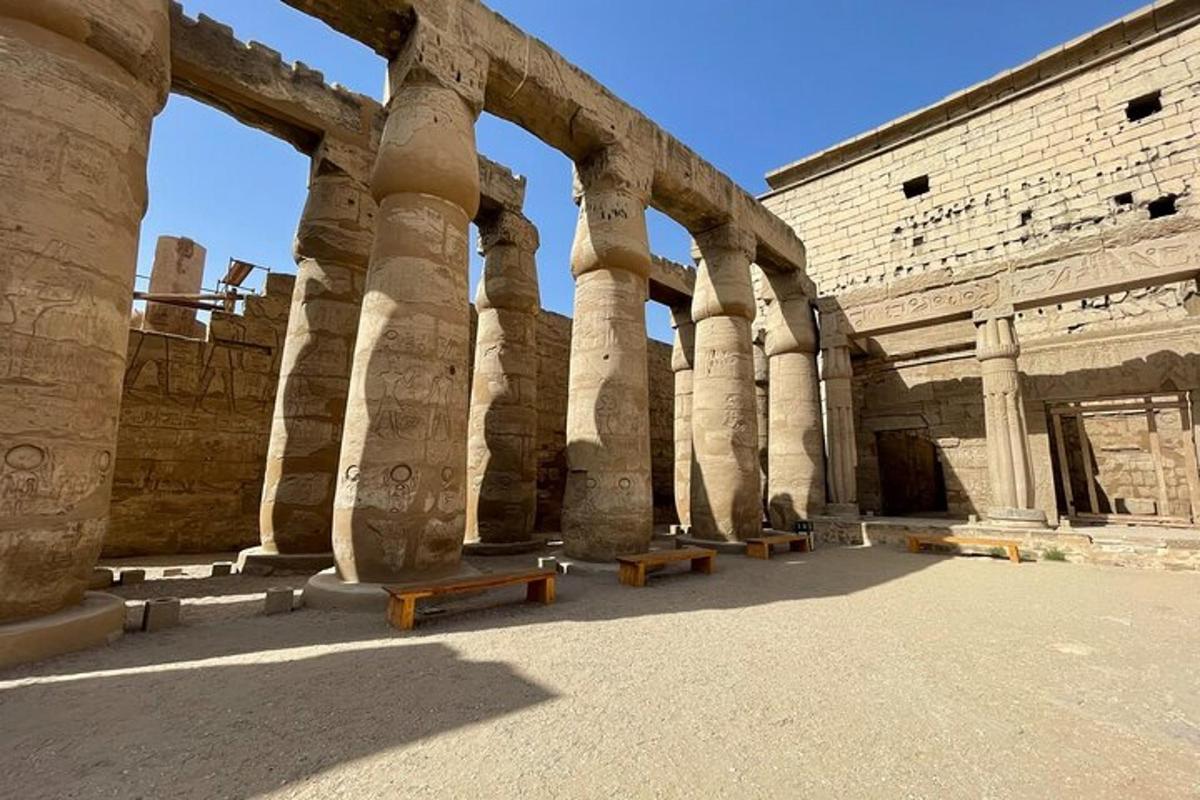 un edificio con colonne e panchine in un cortile