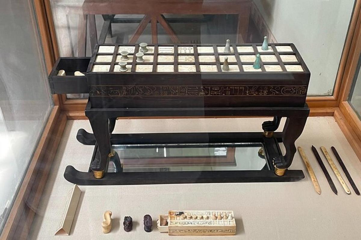 một cây đàn piano đặt trên bàn trong phòng