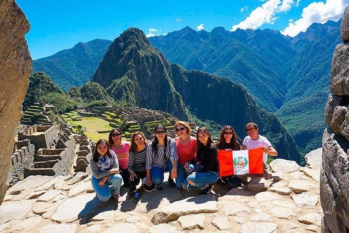 un grupo de personas sentadas en la cima de una montaña