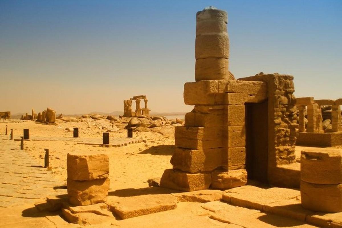 un grupo de ruinas en el desierto