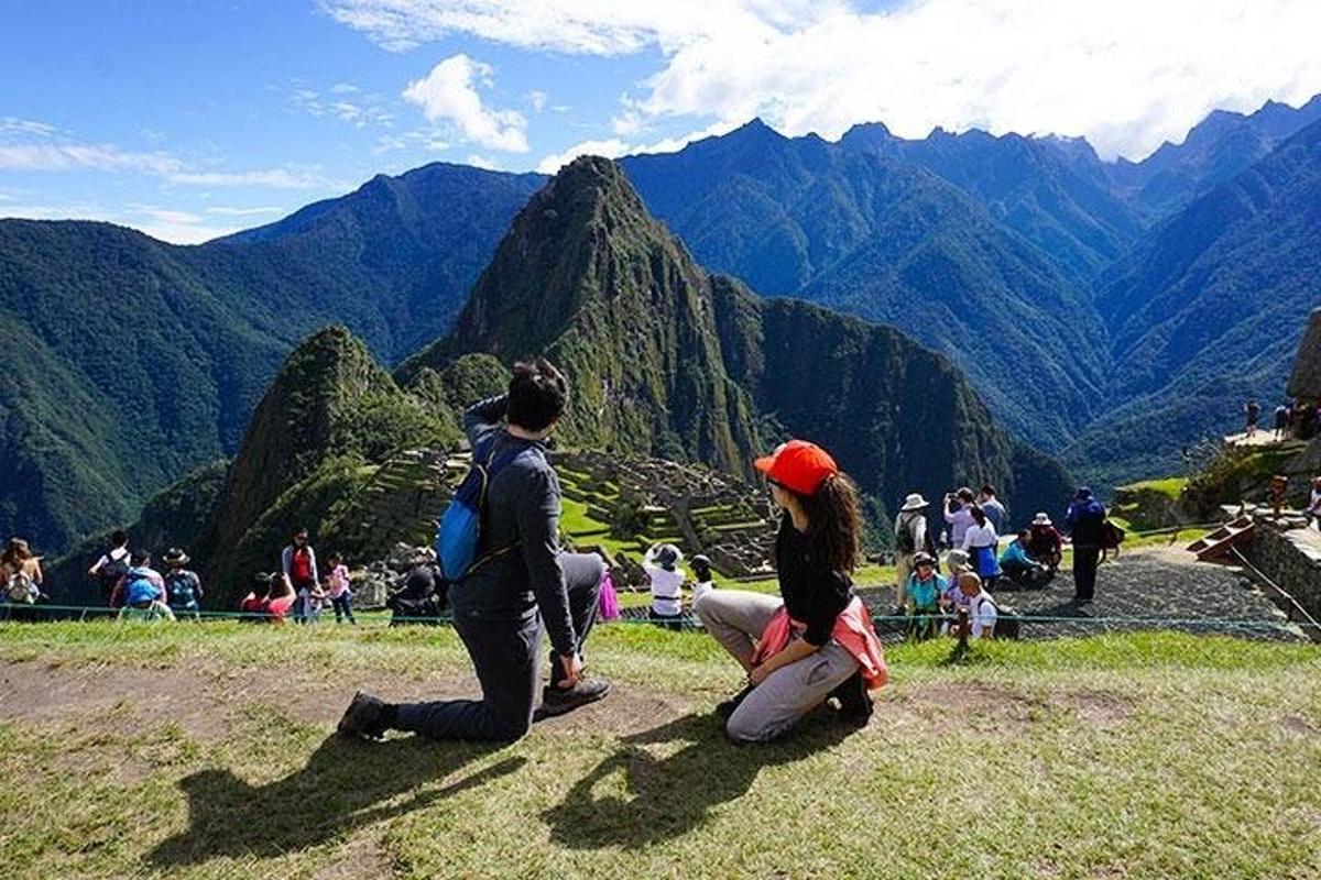un grupo de personas de pie en la cima de una montaña