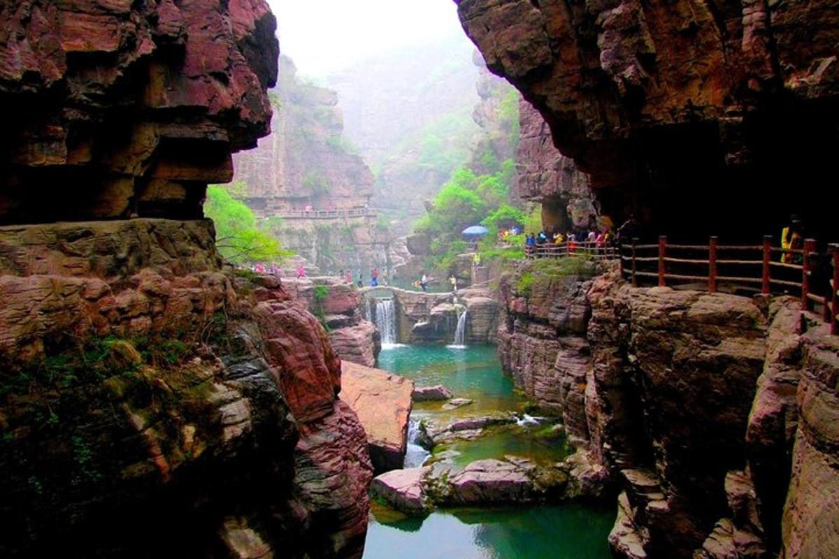 una vista d'un riu en un canyó rocós