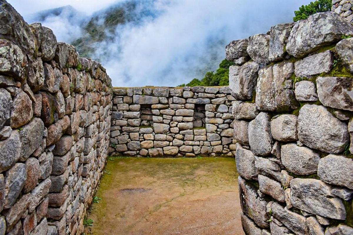 un vecchio muro di pietra accanto a un muro di pietra