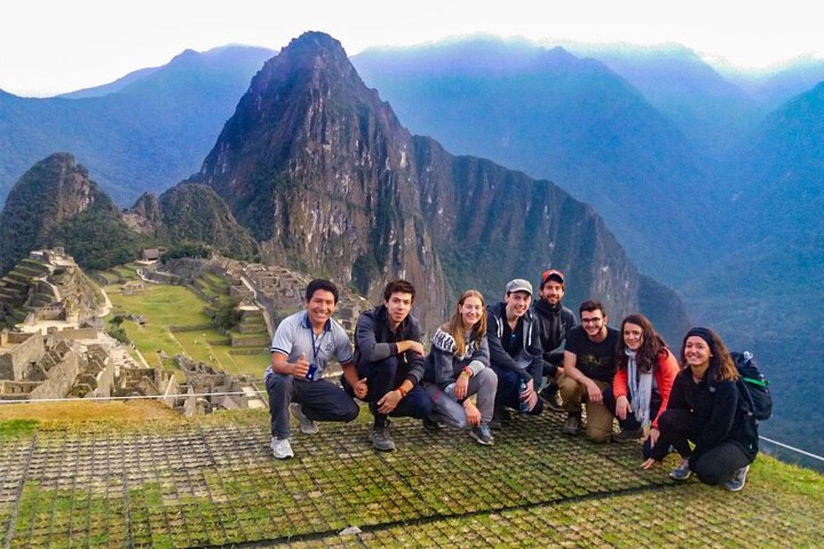 un gruppo di persone sedute in cima a una montagna