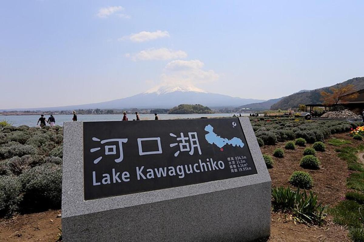 tanda untuk tasik kawaguchiride dengan gunung