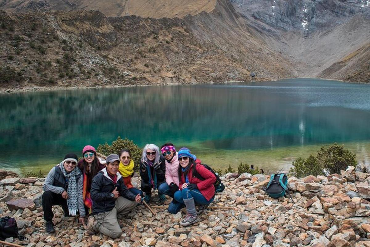 Un grupo de personas posando para una foto frente a un lago.