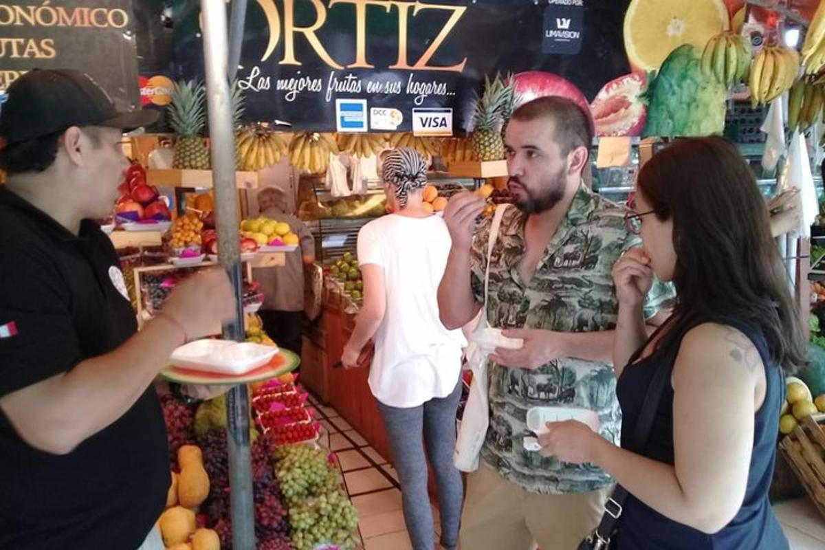 un gruppo di persone in piedi in un negozio di alimentari che vende cibo