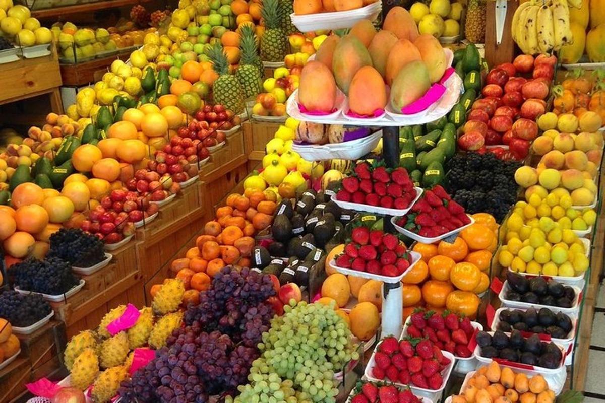 una mostra di frutta e verdura in un mercato