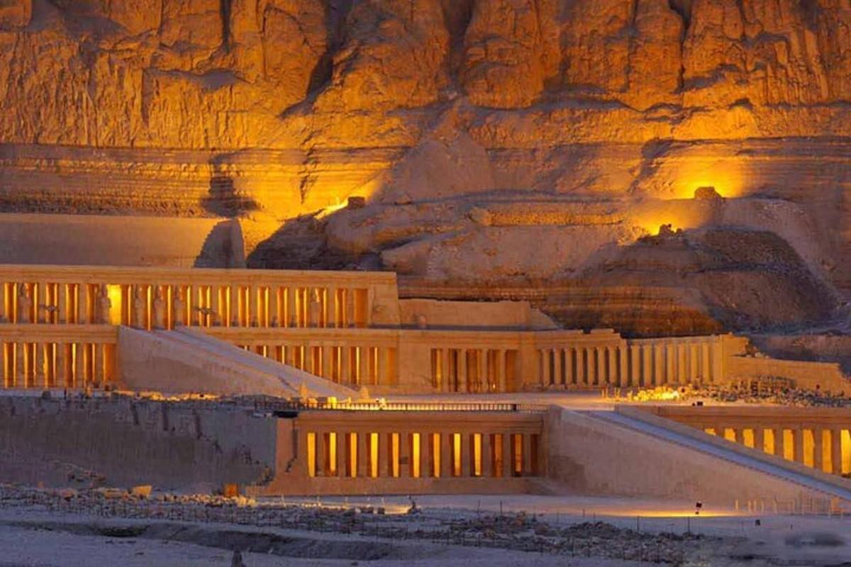 un edificio di fronte a una parete rocciosa