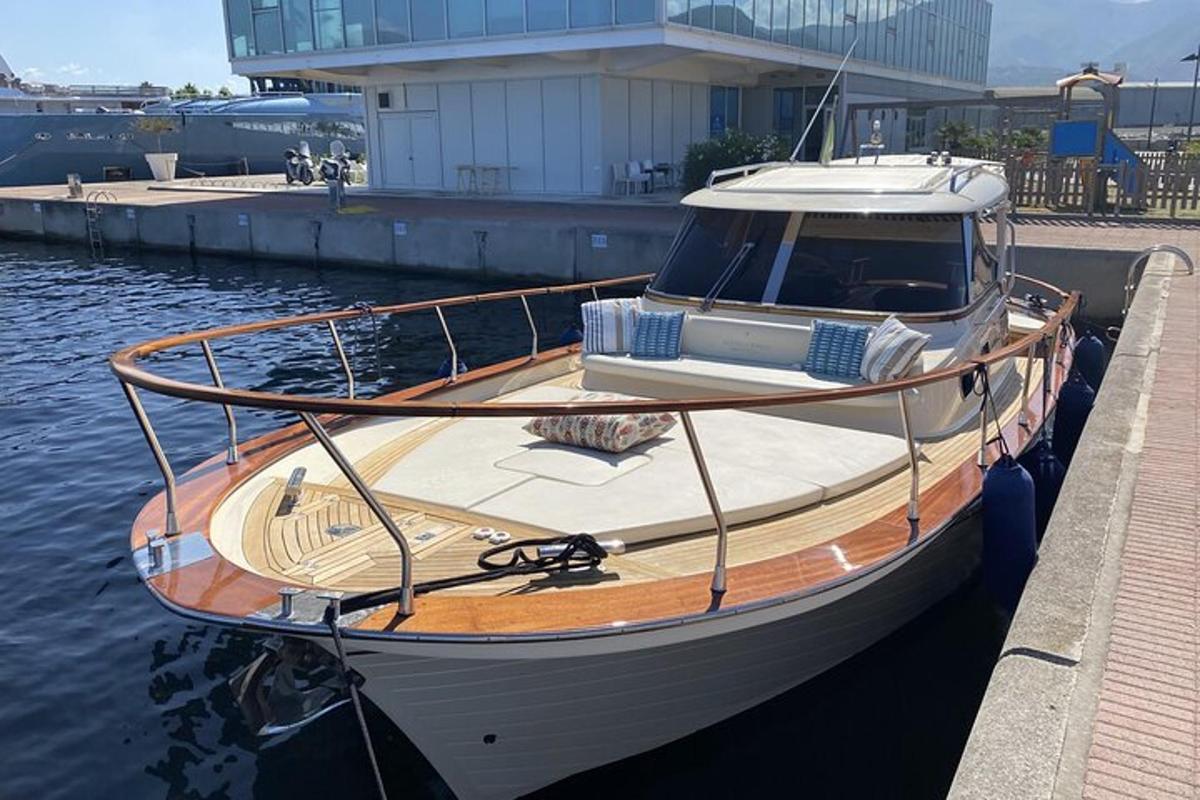 um barco atracado em um cais na água
