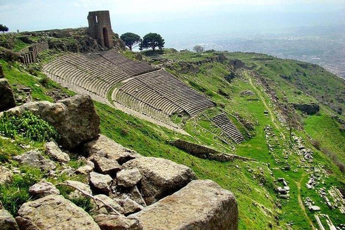 un anfiteatro in cima a una collina con rocce