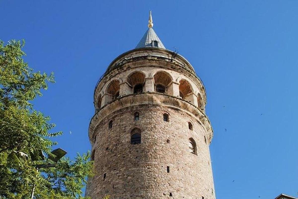 un'alta torre di mattoni con una cupola in cima