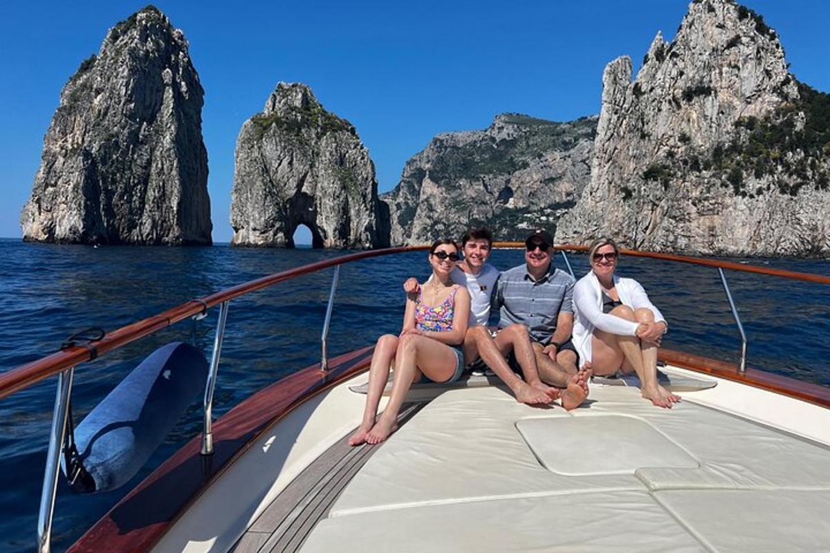um grupo de pessoas sentadas em um barco no oceano
