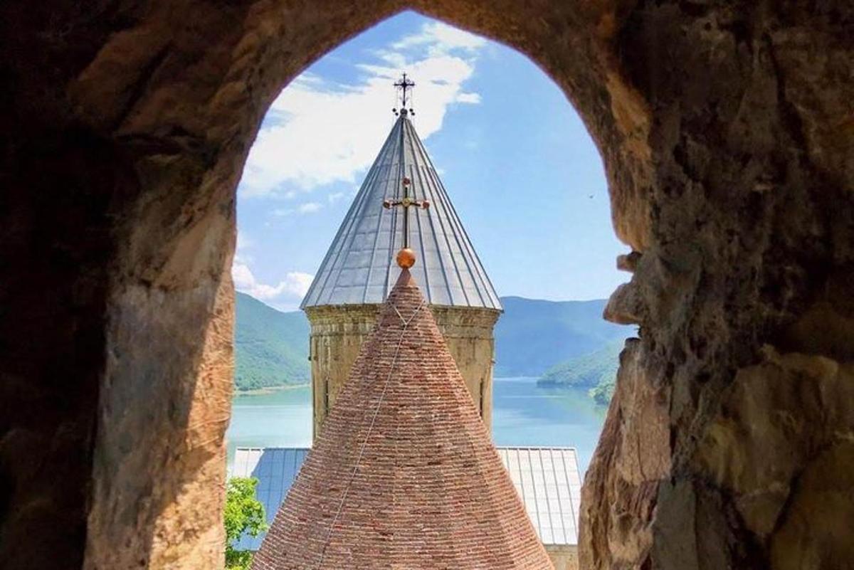 kostolná veža s krížom na vrchole