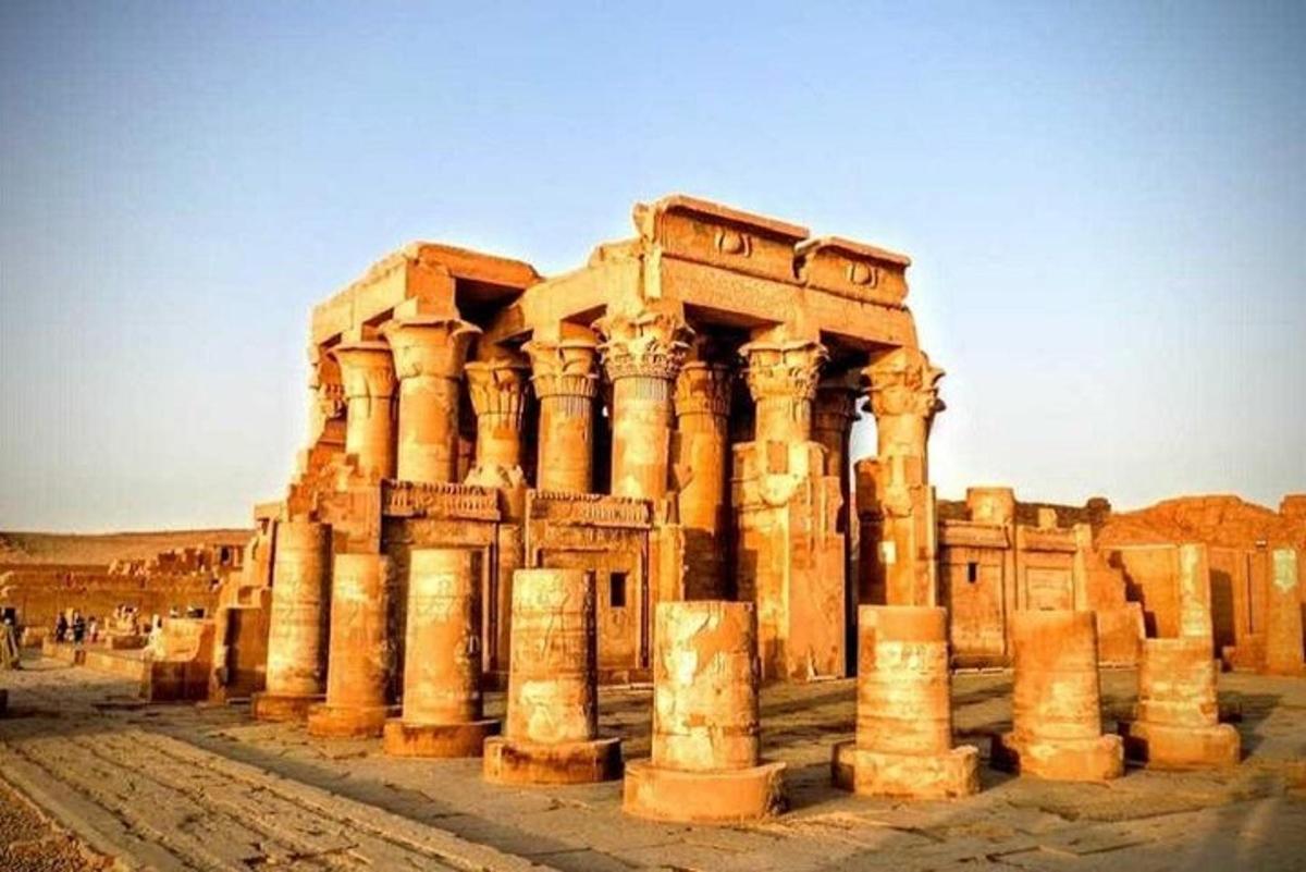 Un antiguo edificio con columnas en el desierto.