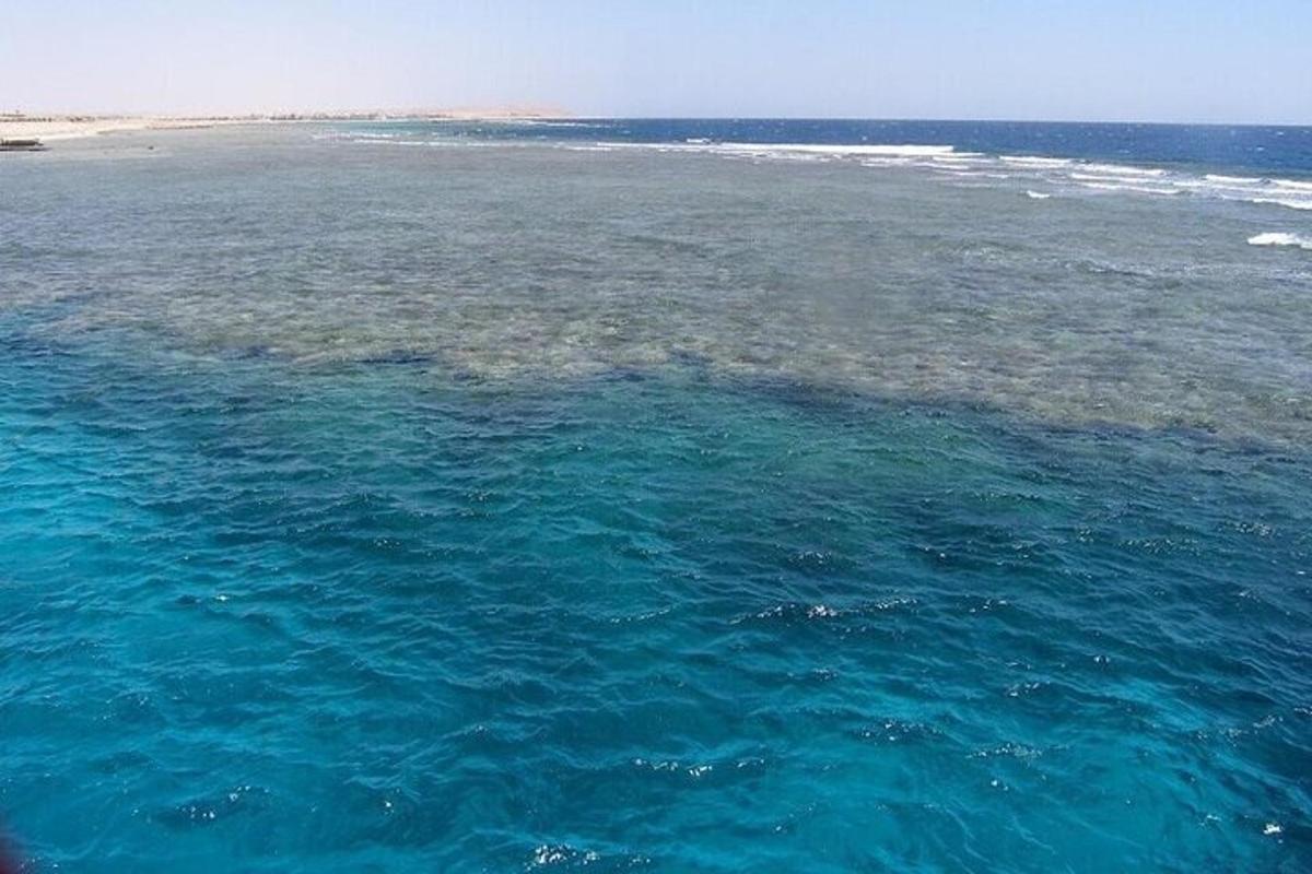 badan air besar dengan pantai di latar belakang