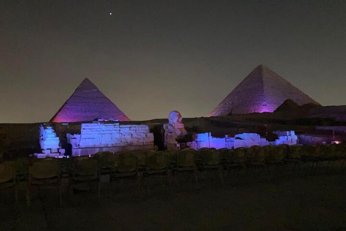 pohled na pyramidy v Gíze v noci