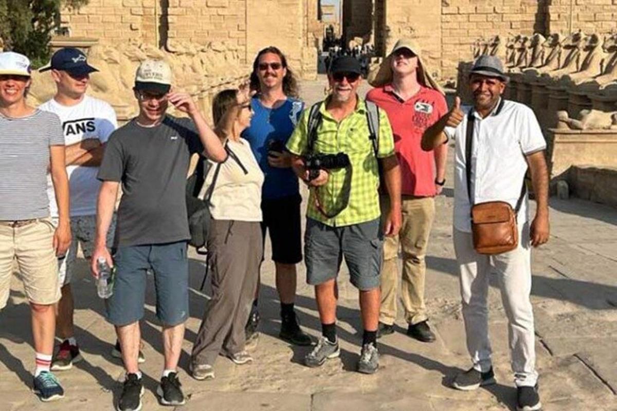 μια ομάδα ανθρώπων που ποζάρουν για μια φωτογραφία μπροστά από ένα κτίριο
