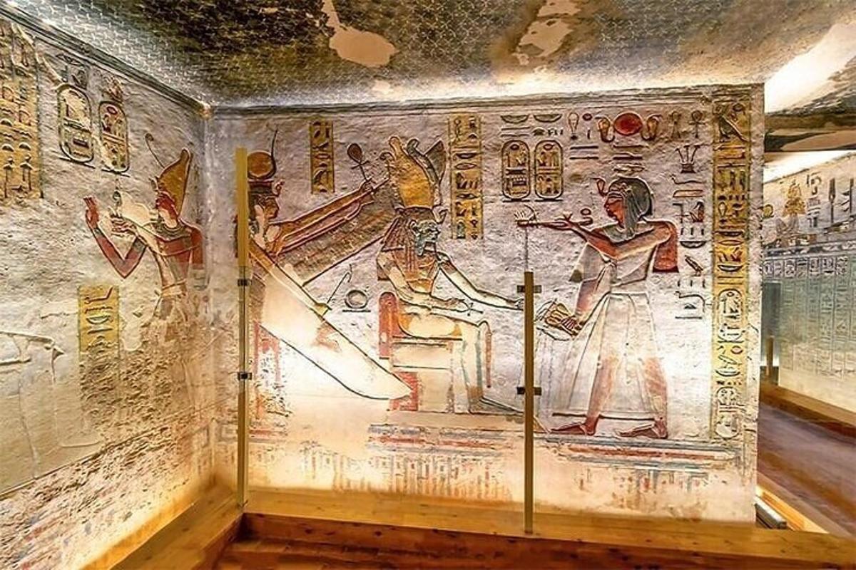 veggur með hieroglyfjum á honum í safni