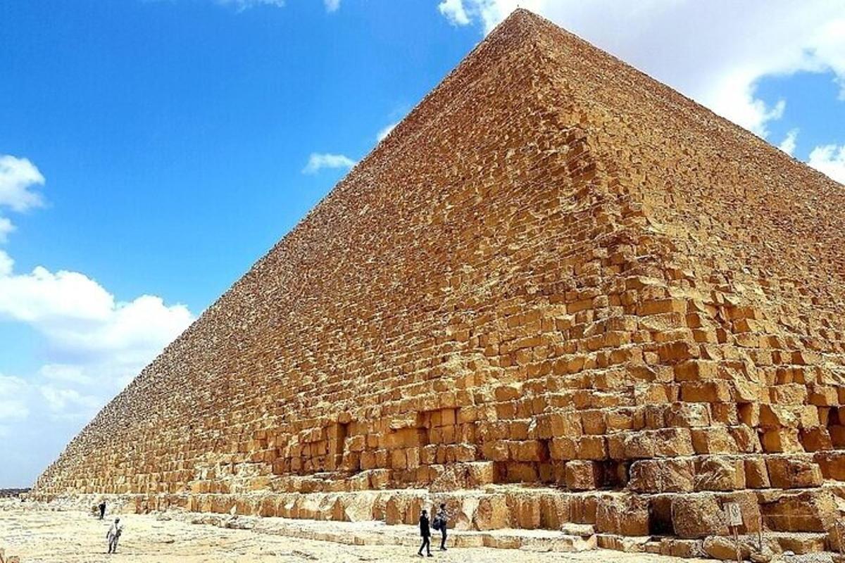 pyramida s lidmi stojícími před ní