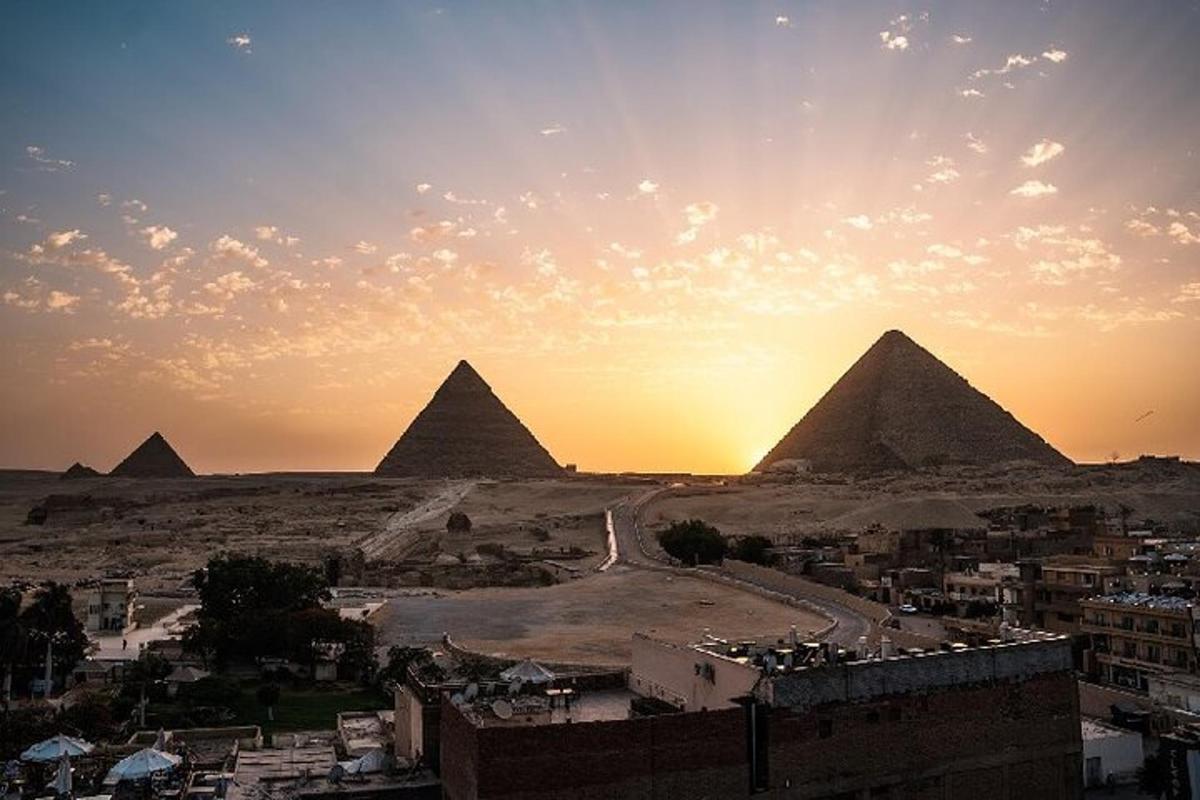 vaade Giza püramiididele päikeseloojangul